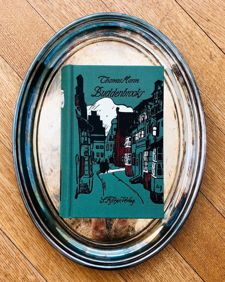 «Buddenbrooks» von Thomas Mann liegt auf einem Silbertablett