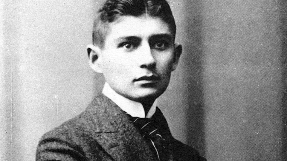 Porträt von Franz Kafka mit Anzug und Krawatte.