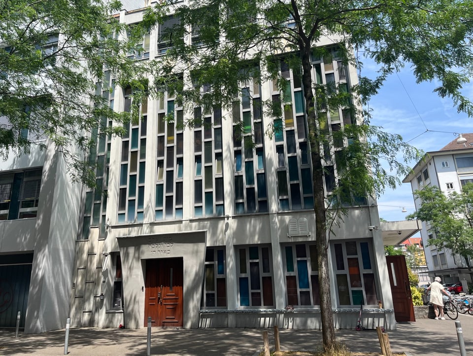 Blick auf das markante Gebäude der Synagoge Agudas Achim in Zürich-Wiedikon.