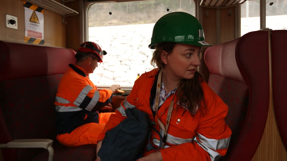 SRF-Reporterin Sylke Gruhnwald begleitet die Mitarbeiter von Alptransit auf einer Fahrt durch den Gotthard-Basistunnel.