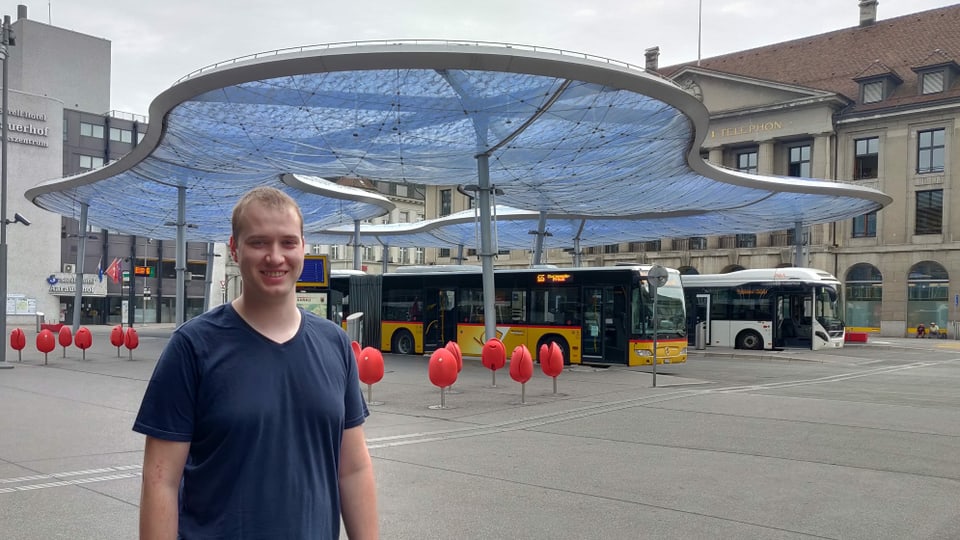 Mann bei der Busstation: Markus Liebi (Wahlkampfleiter SVP Aargau)