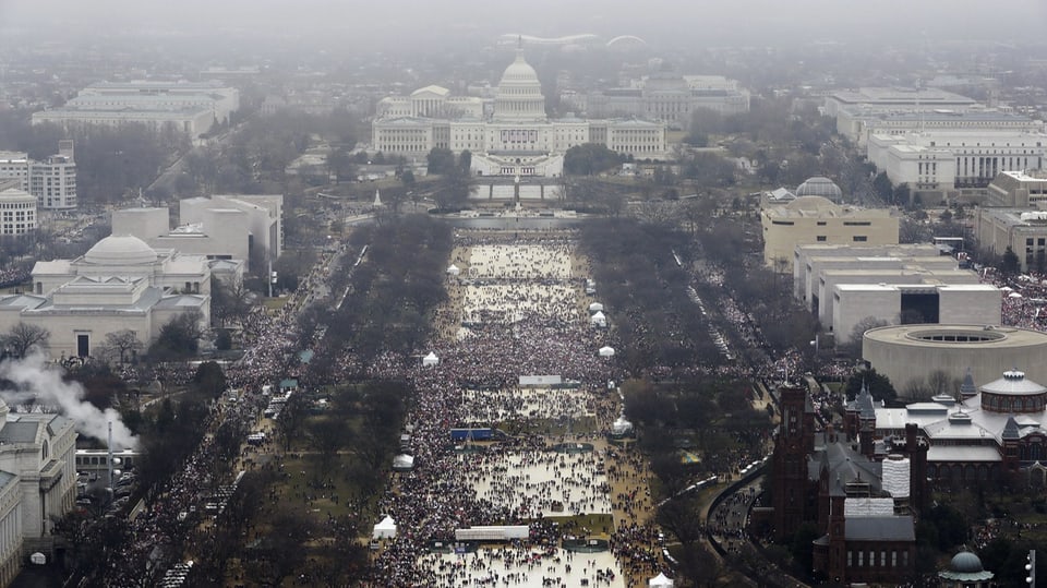Lufftaufnahme der Menschen vor dem weissen Haus bei der Inaugurationsfeier von Donald Trump.