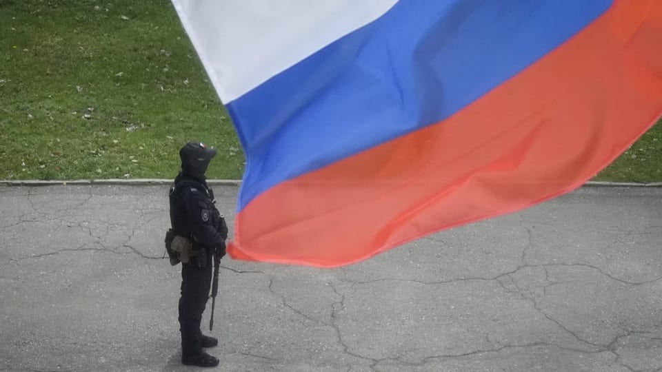 Polizist des russischen Innenministerium vor einem Abstimmungslokal in Luhansk, 27.9.2022.