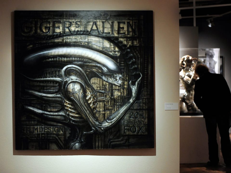 Man sieht die Figur «Alien» an einer Ausstellung.