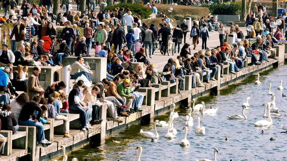 flanierende Leute am Zürichsee