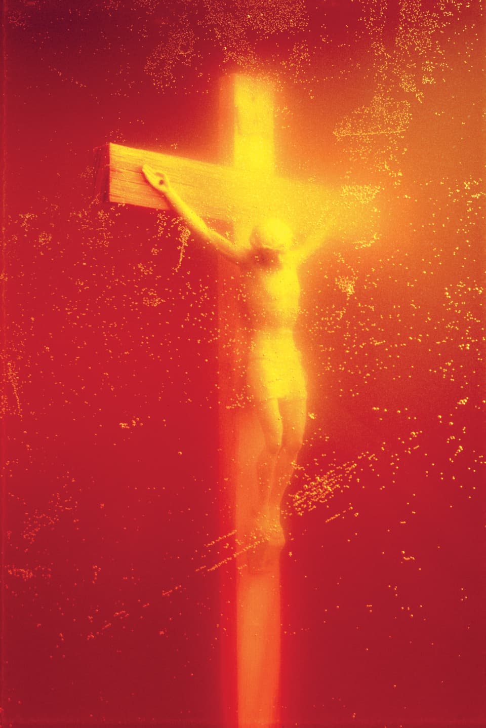 Der gekreuzigte Jesus im roten Licht.