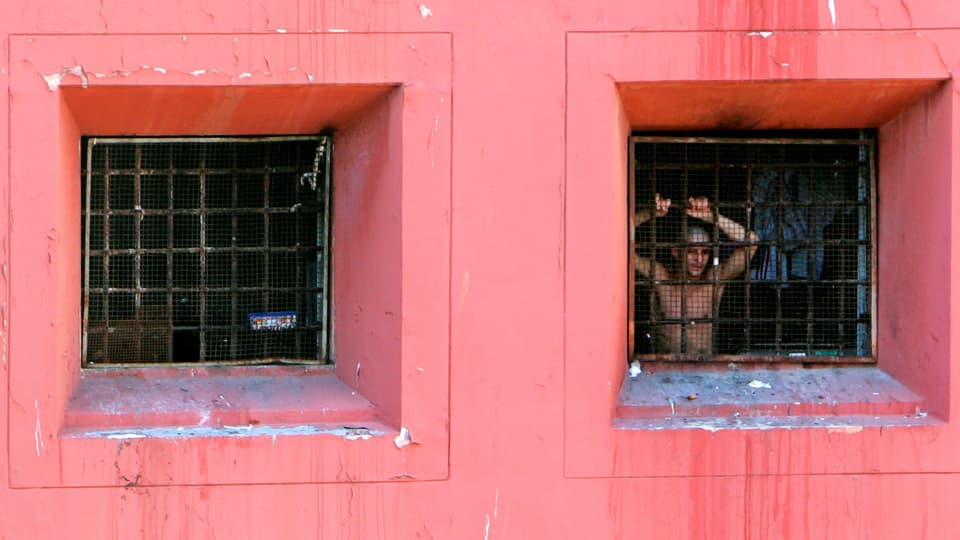 Ein Gefangener erscheint im Fenster eines Gefängnisses in Rom.