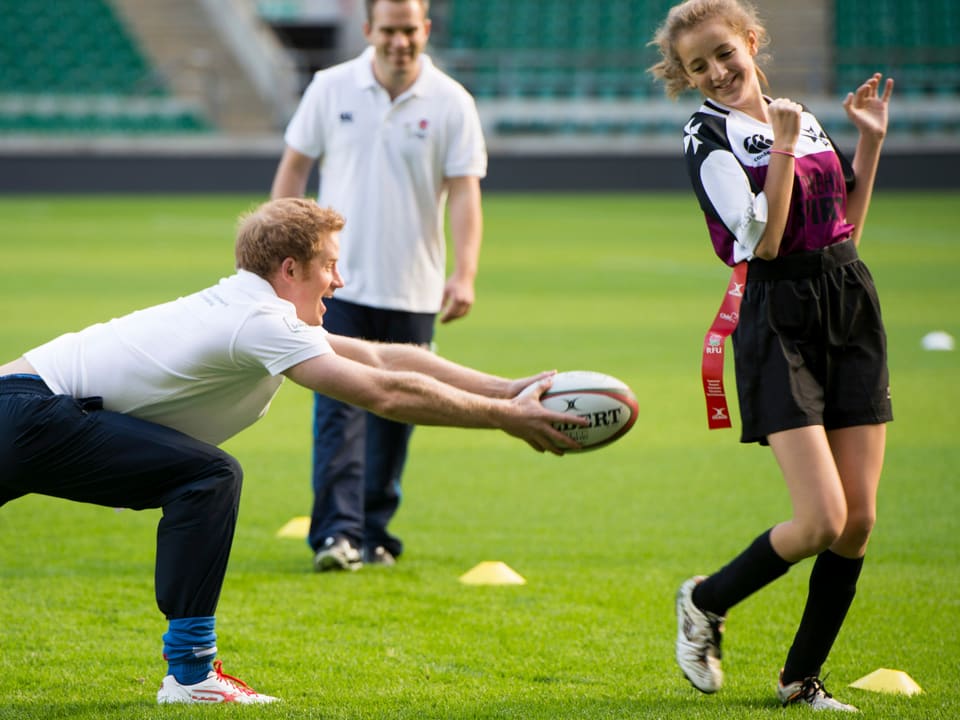 Prinz Harry ist Patron der «Rugby Football Union», doch auch bei offiziellen Anlässen ist der Prinz für Spässe aufgelegt.