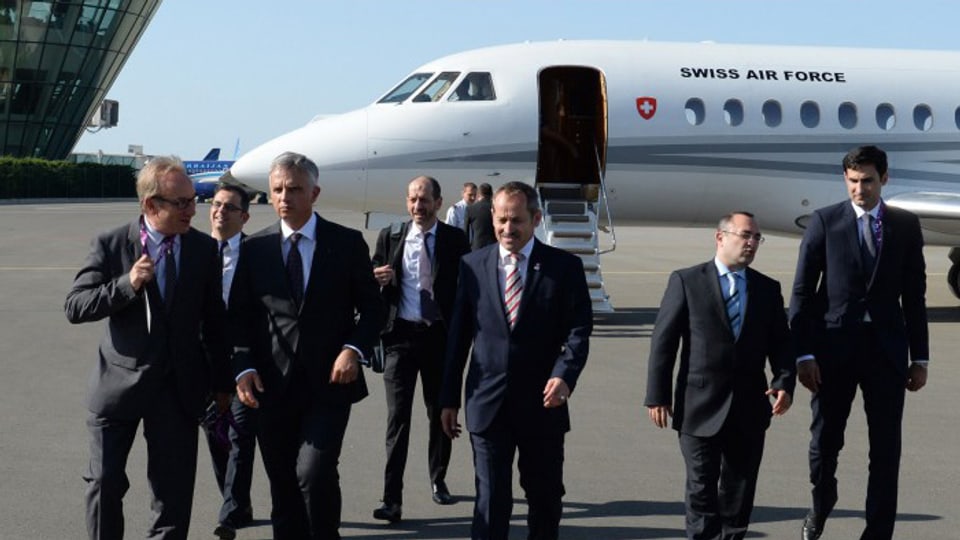 Bundesrat Didier Burkhalter nach seiner Landung in Baku vor dem Bundesratjet.