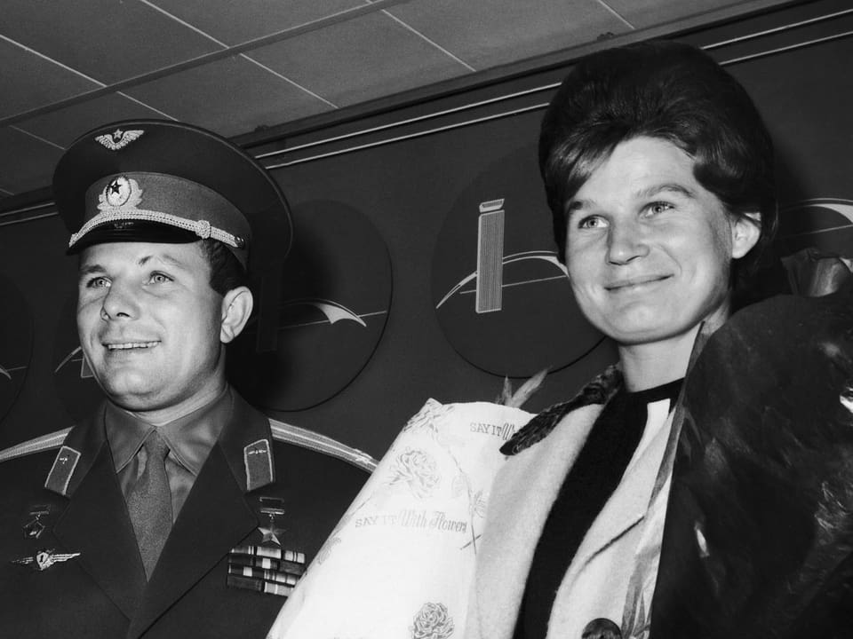 Juri Gagarin und Valentina Tereschkowa bei einem Empfang am Flughafen von New York.