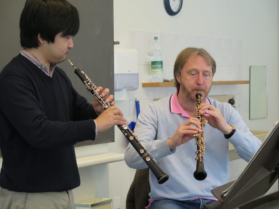 Albrecht Mayer unterrichtet Kohei Watakoa aus Japan. 