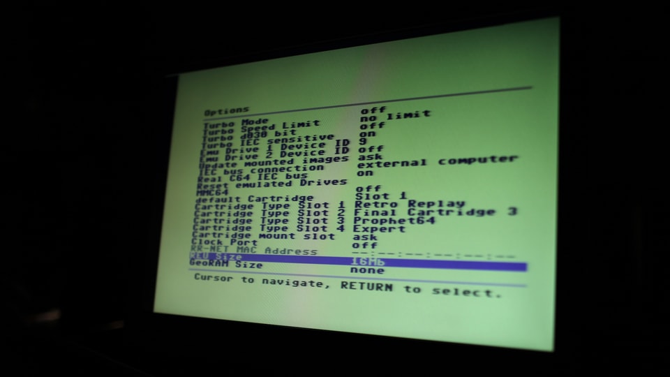 Ein Commodore-64-Bildschirm, der die Geräteeinstellungen zeigt.
