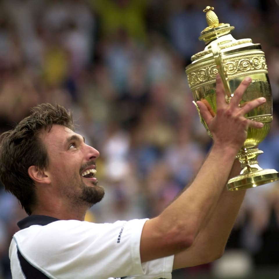 Goran Ivanisevic hält im Jahr 2001 die Wimbledon-Trophäe in die Luft.