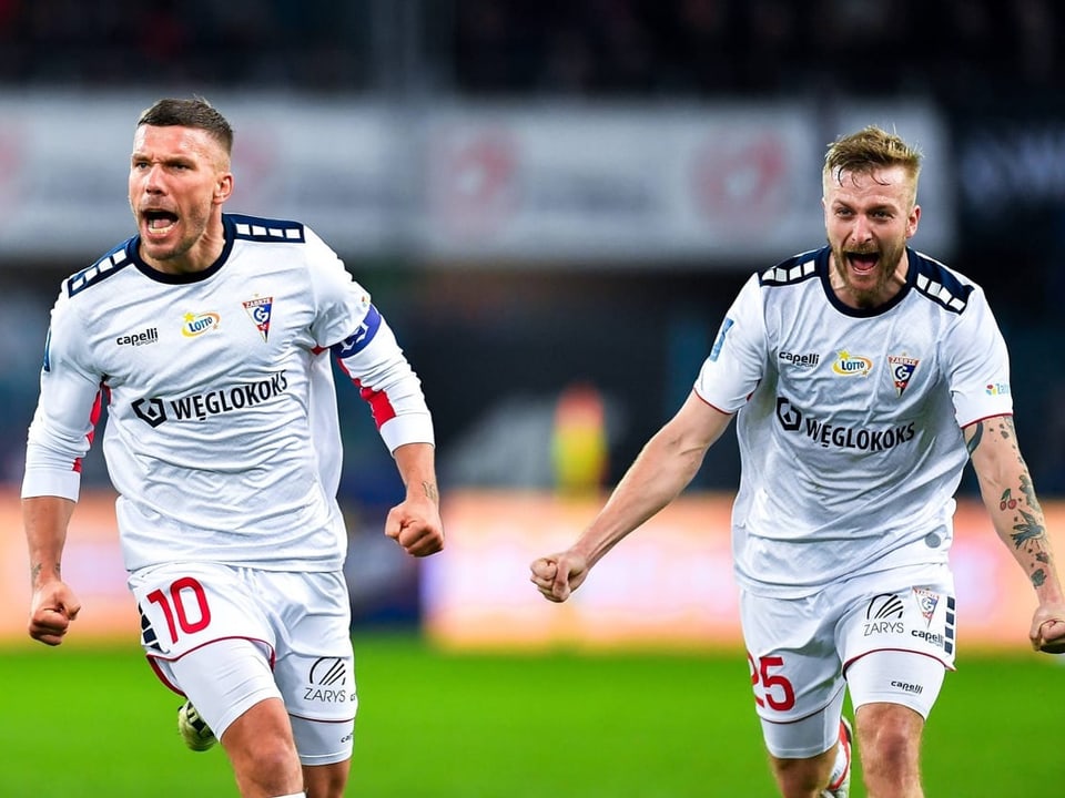 Lukas Podolski freut sich über einen Treffer.