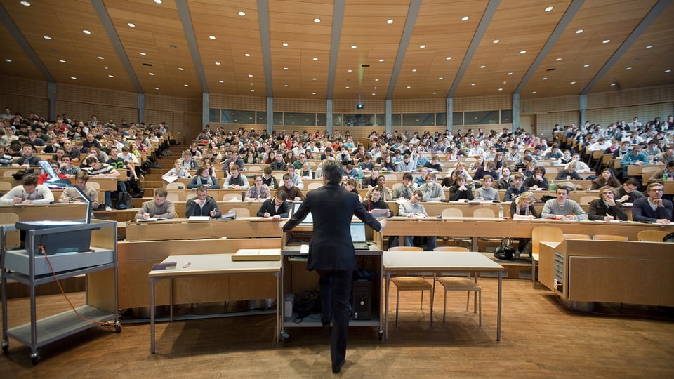 Professor hält eine Vorlesung an der Universität St.Gallen.