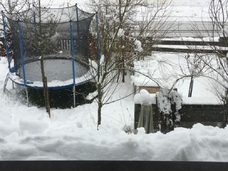 Trampolin im Garte versinkt im Schnee