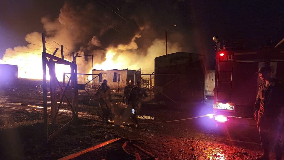 Hohe Flammen nach Explosion bei Treibstoffdepot in Bergkarabach.