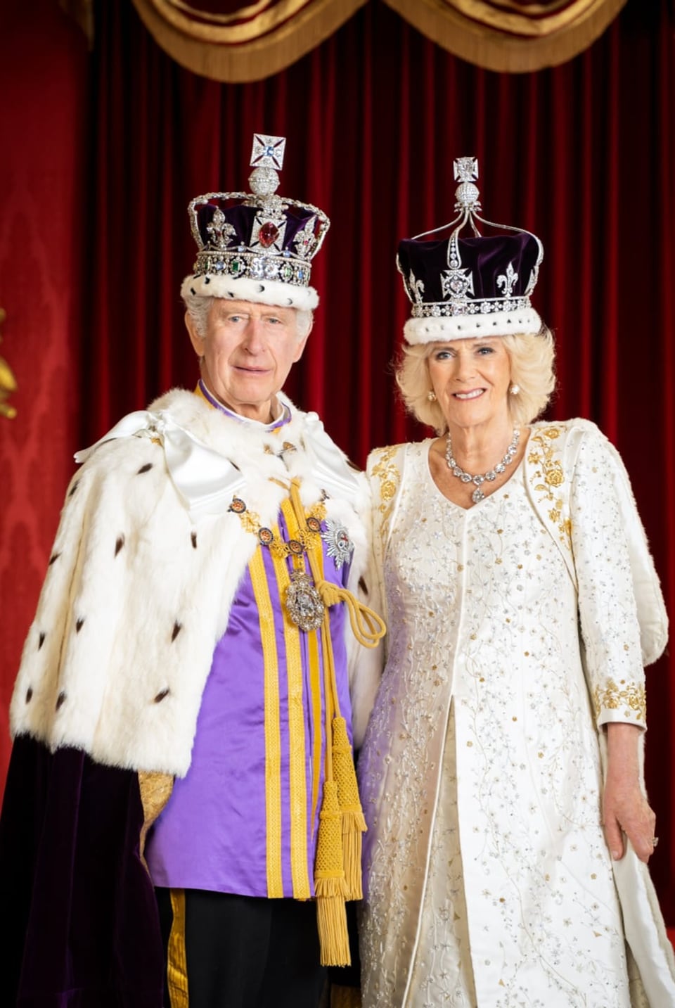 König Charles III. und Königin Camilla gemeinsam im Thronsaal des Schlosses.
