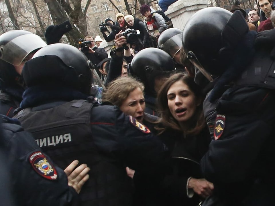 Immer wieder wurden Pussy Riot bei ihren Aktionen verhaftet, wie hier im Jahr 2014 in Moskau.