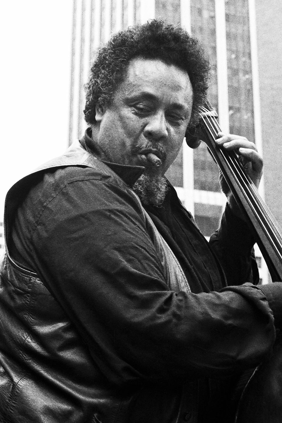 Charles Mingus spielt Bass in New York. Das Foto entstand 1976.