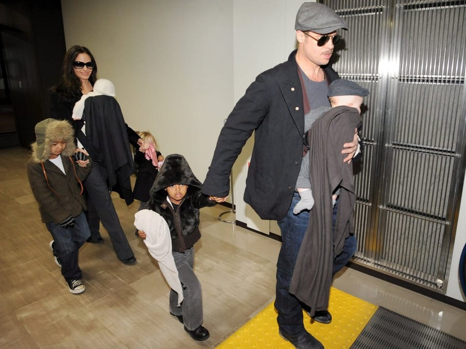 Angeline Jolie mit und Brad Pitt mit ihren Kindern.