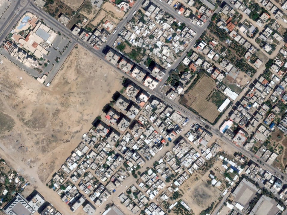 Satellitenaufnahme von einem Quartier einer Stadt. Es sind keine Kriegsspuren zu sehen.