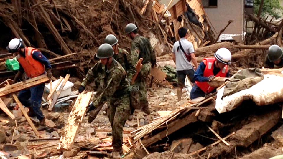 Soldaten und Helfer suchen nach Überlebenden in Hiroshima.