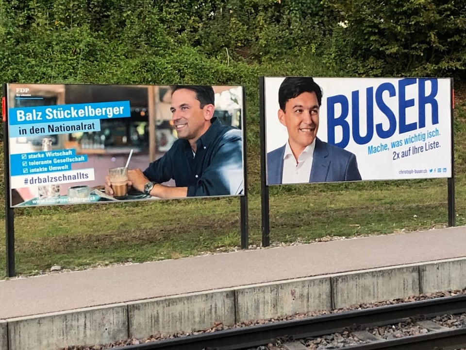 Zwei Wahlplakate an Tramhaltestelle