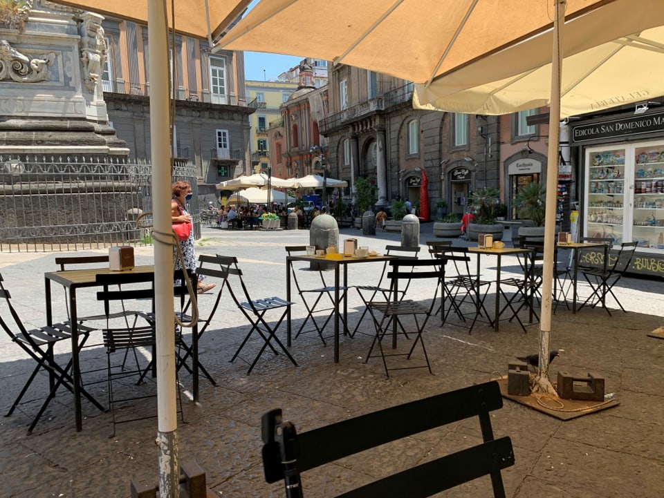 Ein leeres Café mitten in der Altstadt.