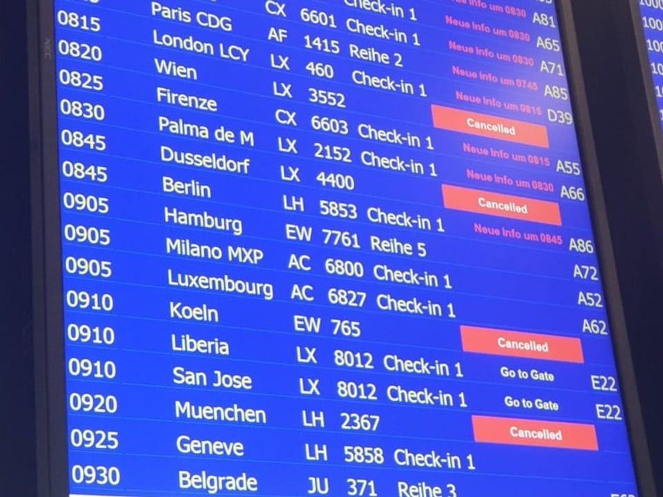 Auf einer Anzeigetafel am Flughafen Zürich ist zu sehen, wie viele Flüge nicht starten können.