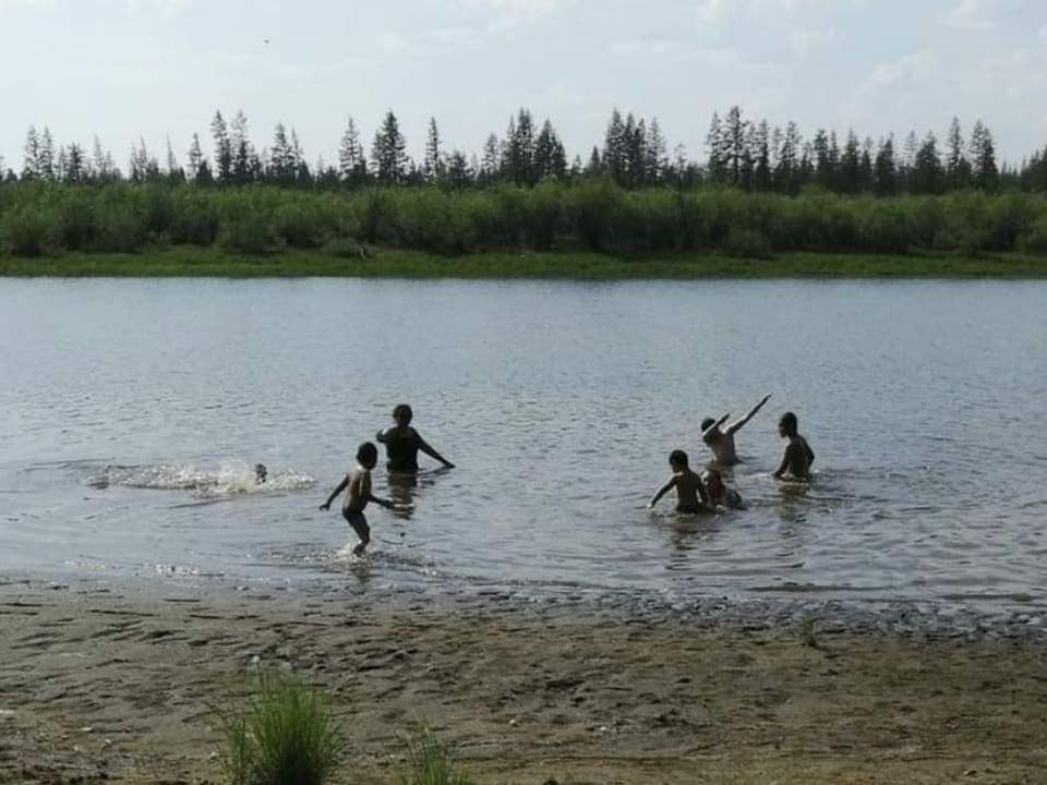 Kinder baden in See/Fluss