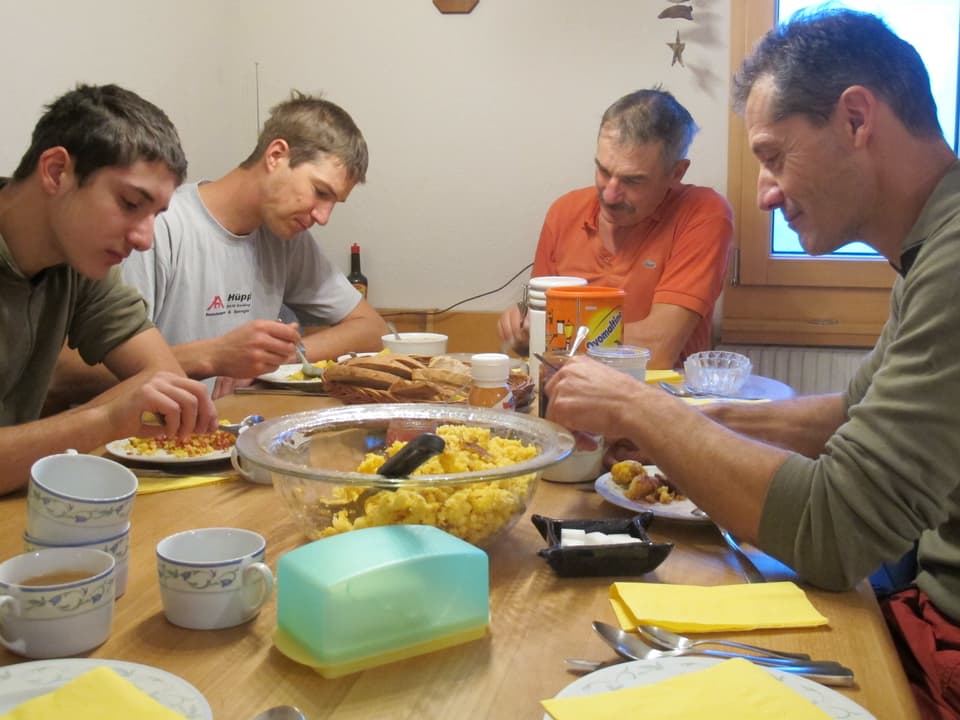 Männer beim Frühstücken.