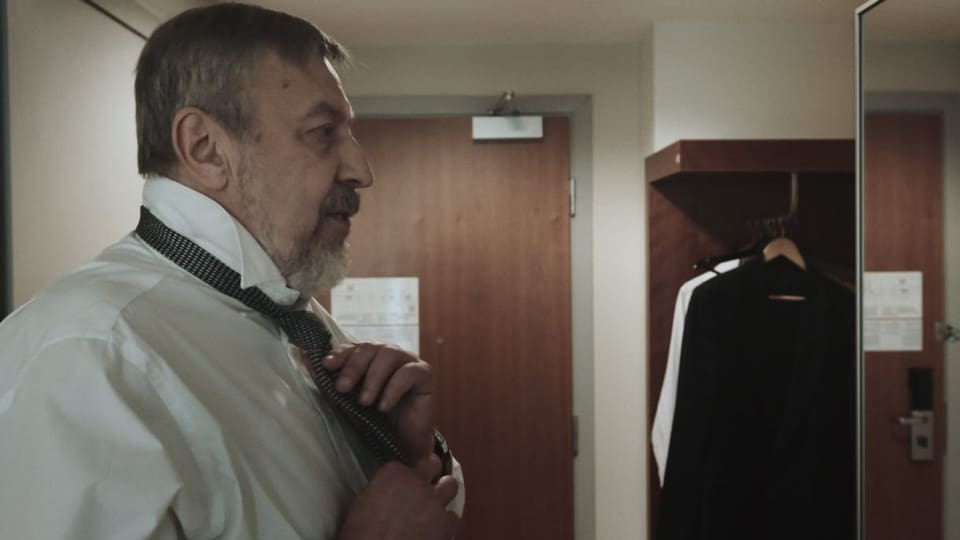 Sannikov bindet im Dokfilm seine Krawatte vor dem Spiegel.