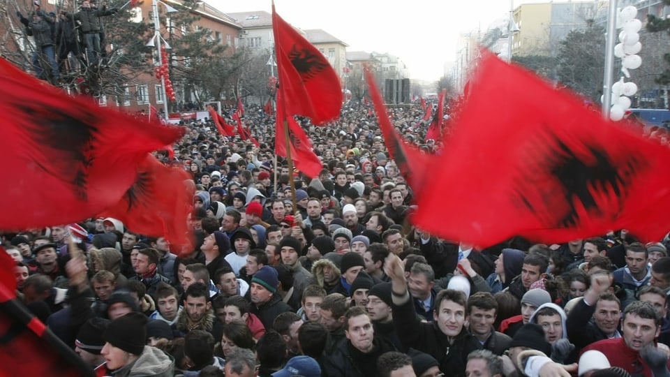 Protestierende mit Kosovo-Flagge