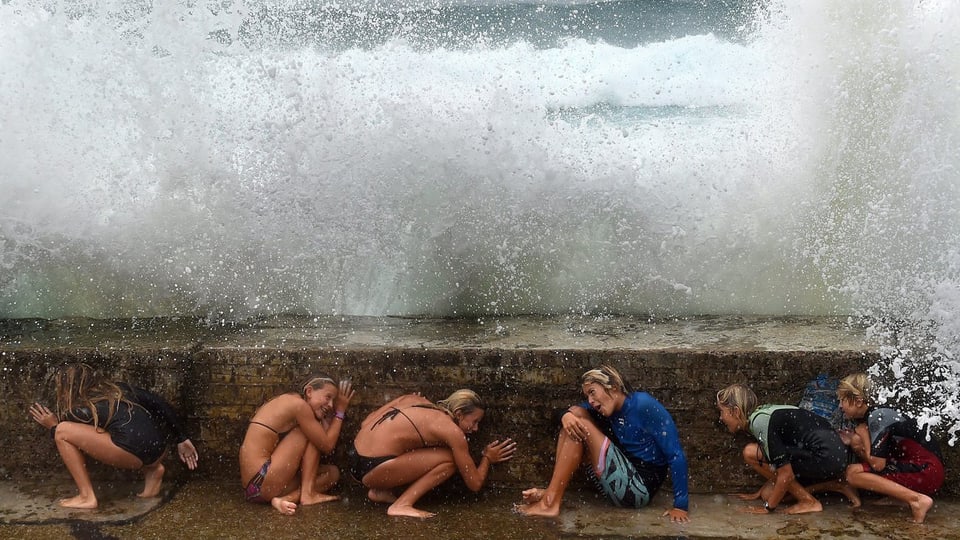 Kinder spielen mit den Meeresfluten, ausgelöst durch den Sturm «Marcia».