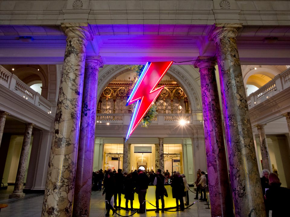 Ein roter Neonblitz aus der Aladdin Sane Tour ziert den Eingang zur Ausstellung.