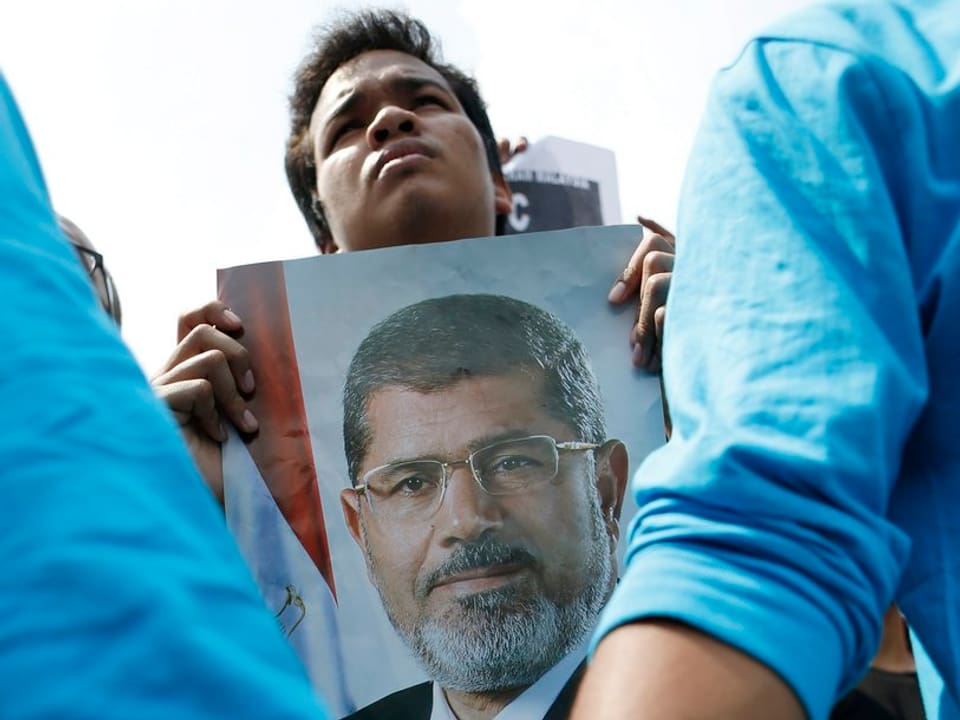 Demonstrant mit Mursi-Bild.