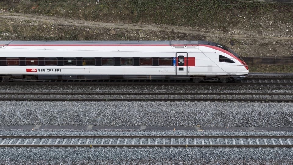 Ein fahrender Schnellzug von aussen fotografiert. 