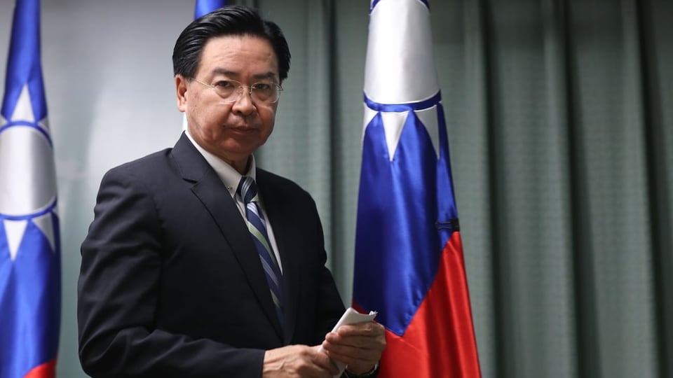 Taiwans Aussenminister Joseph Wu gibt vor den Medien den Wechsel Kiribatis zu China bekannt.