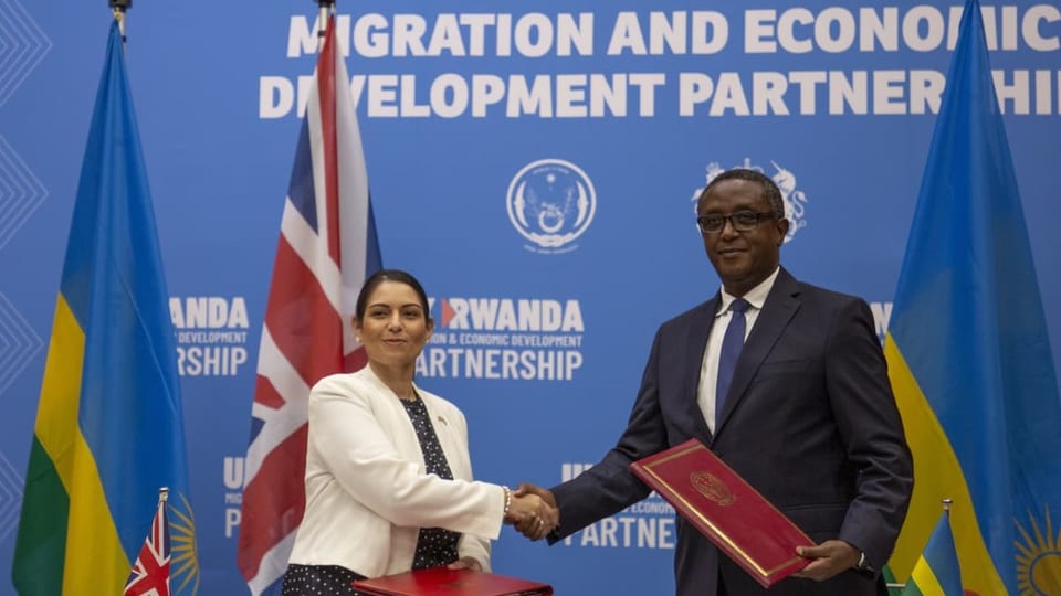 Priti Patel und Vincent Biruta schütteln sich die Hand