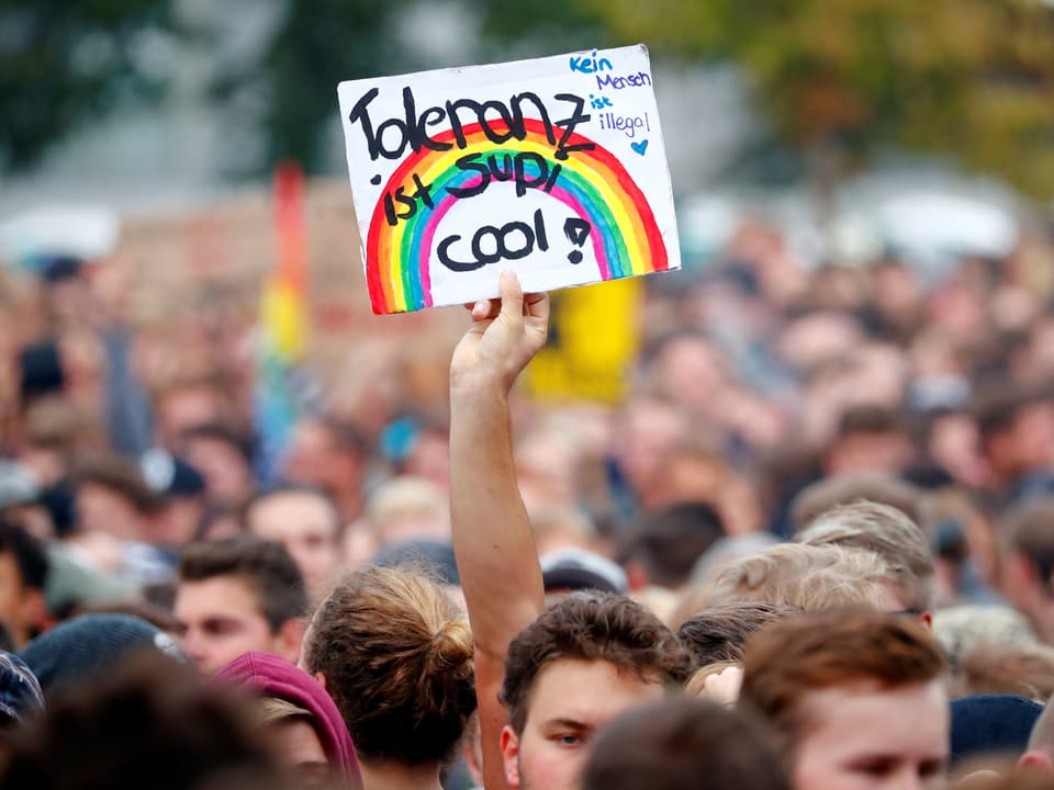 Ein Schild mit der Aufschrift «Toleranz ist supi cool!»
