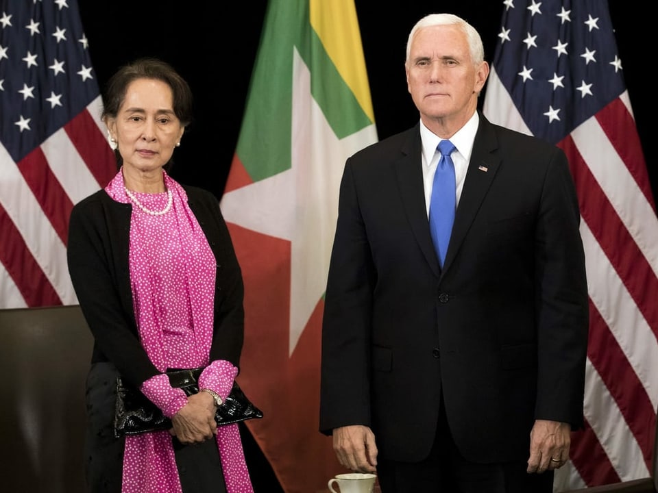 Suu Kyi trifft im November 2018 US-Vizepräsident Mike Pence in Singapur.