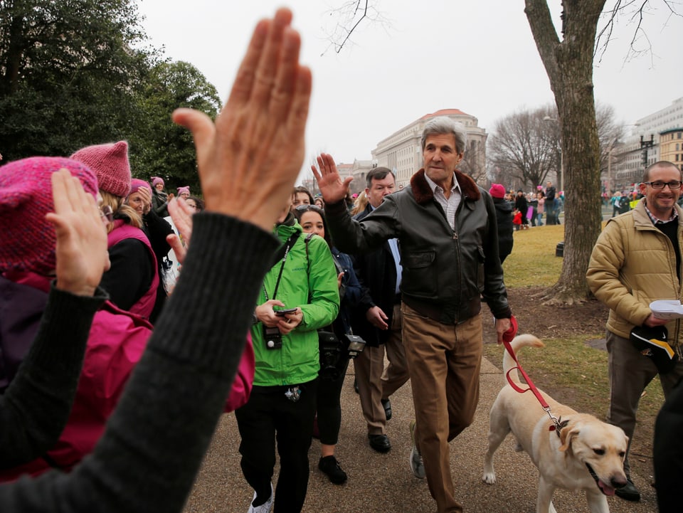 Ex-US-Aussenminister John Kerry mit Hund bei der Demonstration