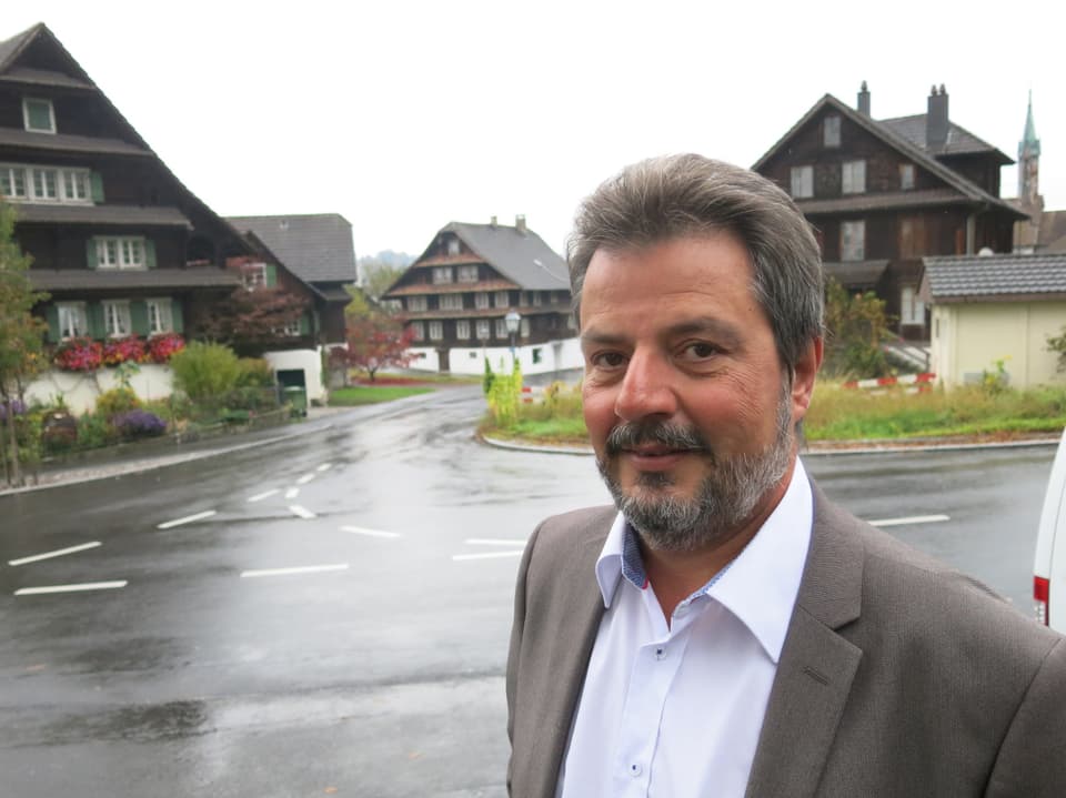 Gemeindepräsident Max Hess im historischen Dorfteil von Dierikon.