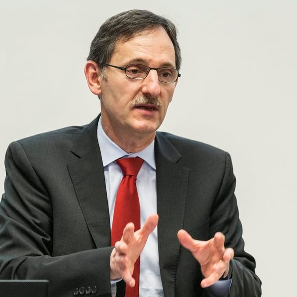 Regierungsrat Mario Fehr, kurze Haare, Brille, Schnauz, in blauem Hemd und roter Krawatte.
