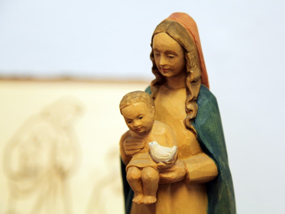 Maria mit dem Kind auf dem Arm. 