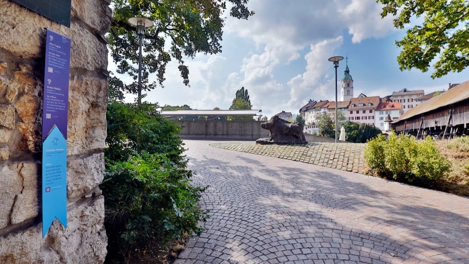 Der Schweizer Schriftstellerweg bei der alten Holzbrücke.