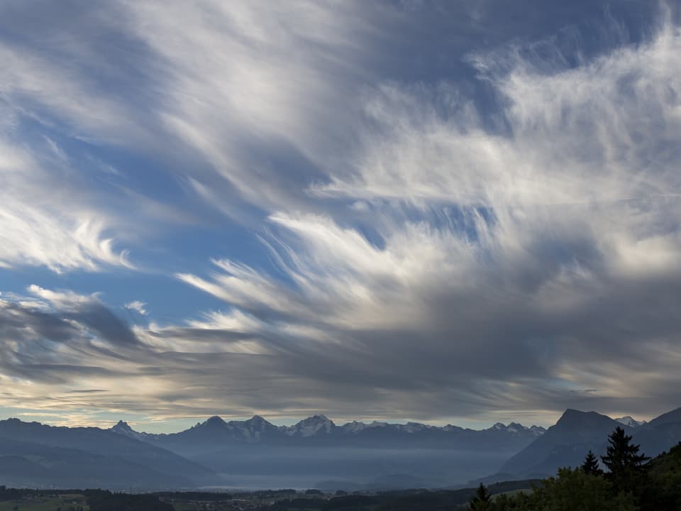Alpenpanorama mit Schleierwolken, die ziemlich zerrisen sind