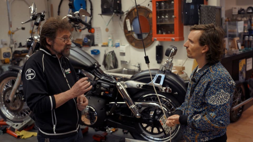 Der Reporter ist mit dem Motorradmechaniker im Gespräch.