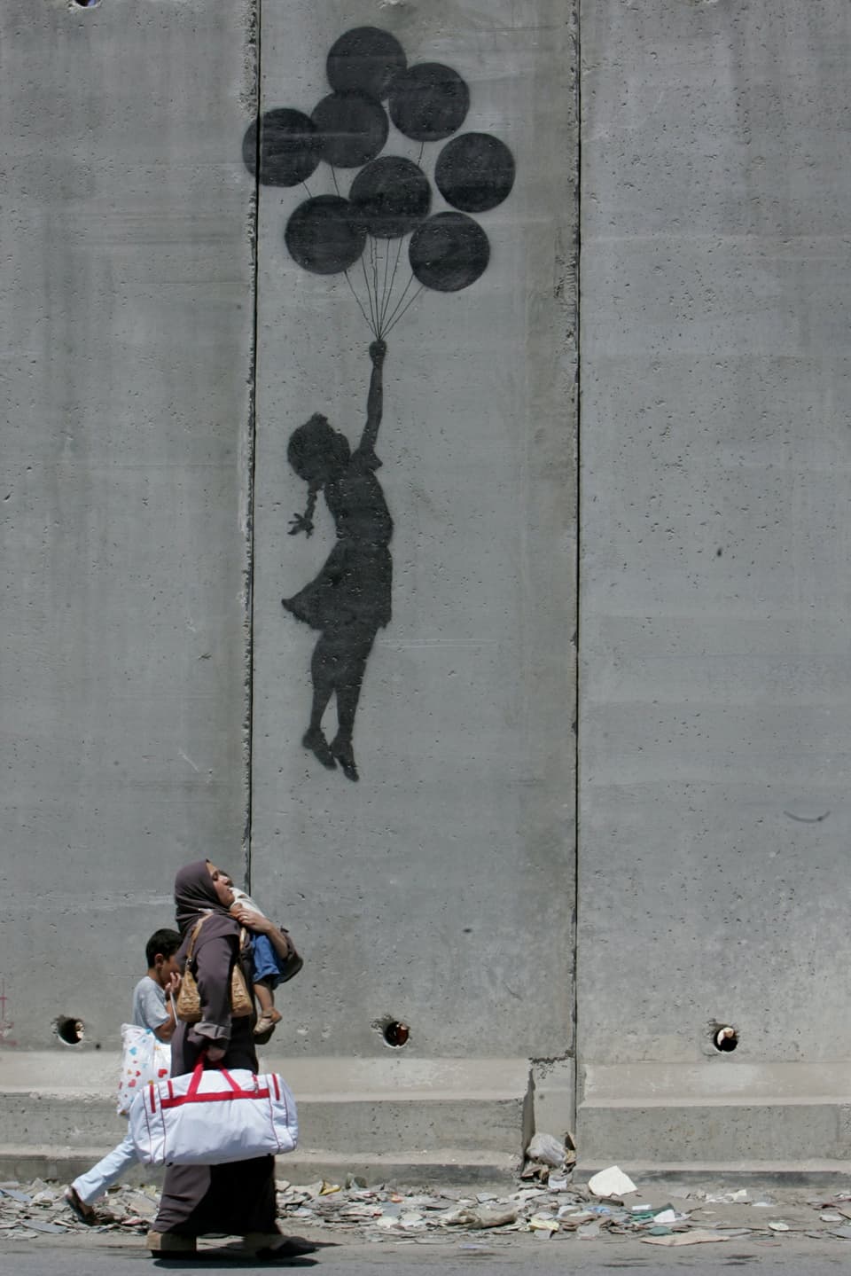 Mädchen fliegt mit 7 Ballons der Sperrmauer zwischen Israel und Palästina empor